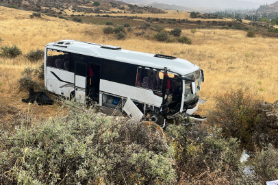 Düğüne gidenleri taşıyan midibüs devrildi: 27 yaralı