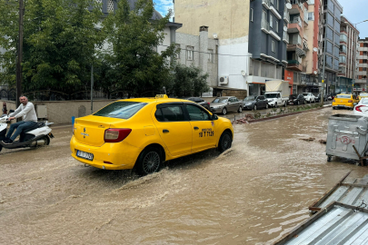 Erdek'te sağanak ve fırtına; balıkçı tekneleri karaya vurdu, yollar göle döndü