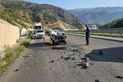 Kamyona arkadan çarpan otomobilin sürücüsü ile oğlu yaralandı