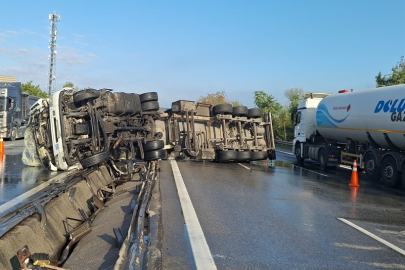 Etilen glikol yüklü tanker bariyerlere çarpıp devrildi