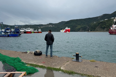 Fırtına uyarısı sonrası balıkçı tekneleri ve sismik araştırma gemisi limana çekildi