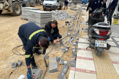 Keşan'da düzenleme yapılan caddede kablolar çalındı, parke taşları tahrip edildi