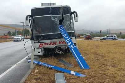 Yolcu otobüsüyle çarpışan traktör ikiye bölündü: 1 ölü, 1 yaralı