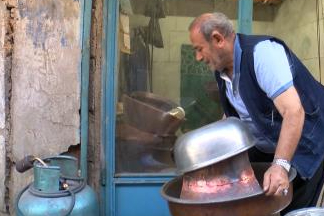 3 metrekarelik dükkanında 70 yıldır bakır işliyor