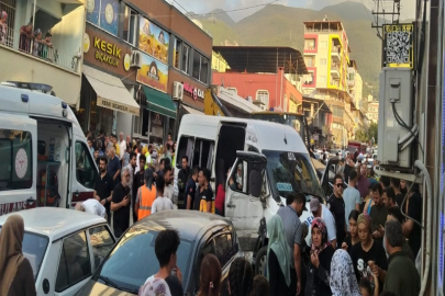 Hatay'da freni arızalanan kepçe 7 araca çarptı: 8 yaralı