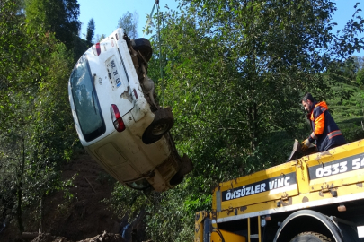 Rize'de heyelan; ahşap ev hasar gördü, minibüs uçuruma sürüklendi