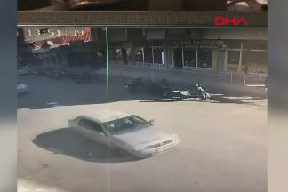 Otomobille çarpışan motosiklet sürücüsü takla attı; O anlar kamerada