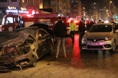 Kayseri'de 3 araca çarpan otomobil yandı: 4 yaralı