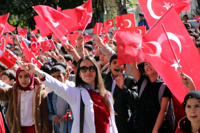 Van'da 500 kişilik öğrenci korosu Cumhuriyet şarkılarını söyledi