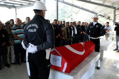 Polis eşini son yolculuğuna selam vererek uğurladı