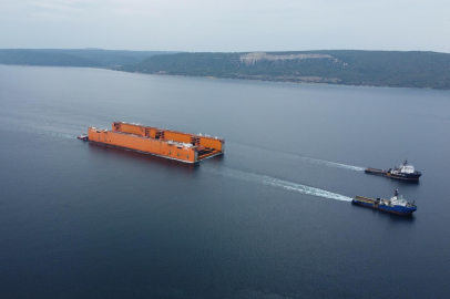 Yüzer havuzun geçişinde Çanakkale Boğazı, gemilere tek yönlü kapatıldı