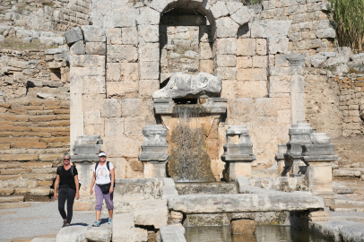 Perge'deki antik çeşmeden 1800 yıl sonra su akmaya başladı