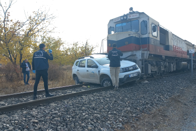 Yük treninin çarptığı otomobildeki 2 kişi yaralandı