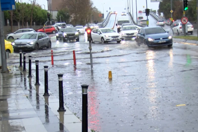 Bakırköy'de şiddetli yağmur sonrası yollar su ile doldu; bir iş yerini su bastı