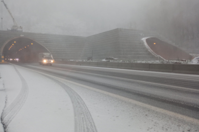 Bolu Dağı geçişinde kar yağışı