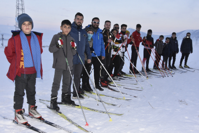 Bitlis'te kar yağdı, kayakçılar çalışmalarına başladı