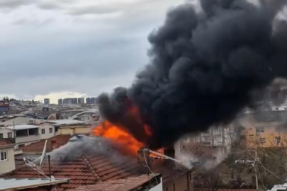 Bursa'da 3 katlı binanın çatısı alev alev yandı