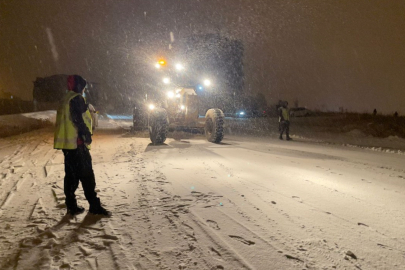 Yüksekova'da kar; araçlar yoldan çıktı