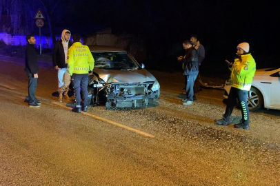 Bursa'da, refüje çarpan otomobil karşı şeride geçti: 2 yaralı