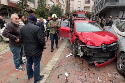 Avcılar'da yayaya ve iki araca çarpan otomobil sürücüsü kaçtı