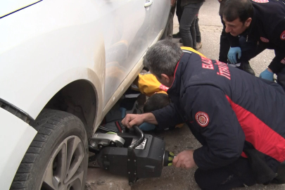 Kazada otomobilin altında kalan motokurye ağır yaralandı