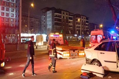 Bursa'da otomobil elektrik direğine çarptı: 1 ölü, 3 yaralı