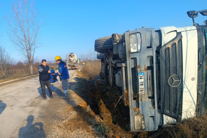 Devrilen beton mikserinin sürücüsü yaralandı