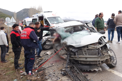 Otomobiller kafa kafaya çarpıştı: 1 ölü, 3 ağır yaralı