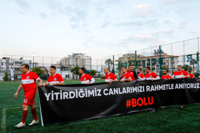 Eski futbolculardan şöhretler maçı