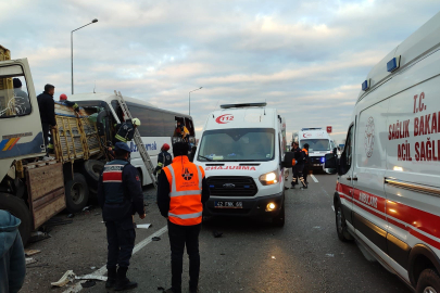 Yolcu otobüsü, park halindeki kamyona çarptı: 3 ölü, 33 yaralı