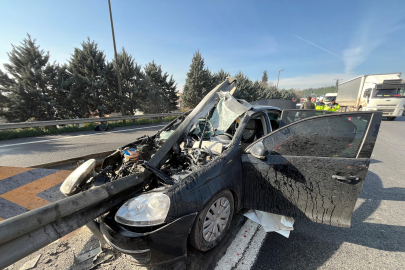 TEM’de, yol ayrımında otomobil bariyere çarptı: 1’i ağır, 4 yaralı