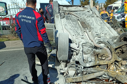 Lastiği patlayan aracın çarptığı refüjdeki korkuluklardan kopan demir parçaları 2 otomobile isabet etti; 5 yaralı