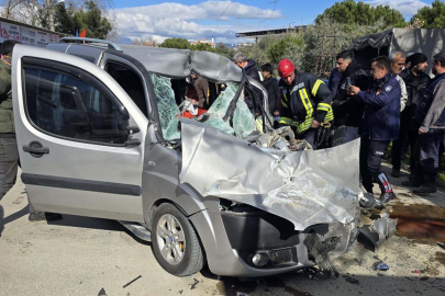 Hafif ticari araç, park halindeki kamyona çarptı; sürücü ile yaya yaralandı