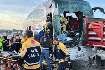 Yolcu otobüsü tıra arkadan çarptı: 13 yaralı